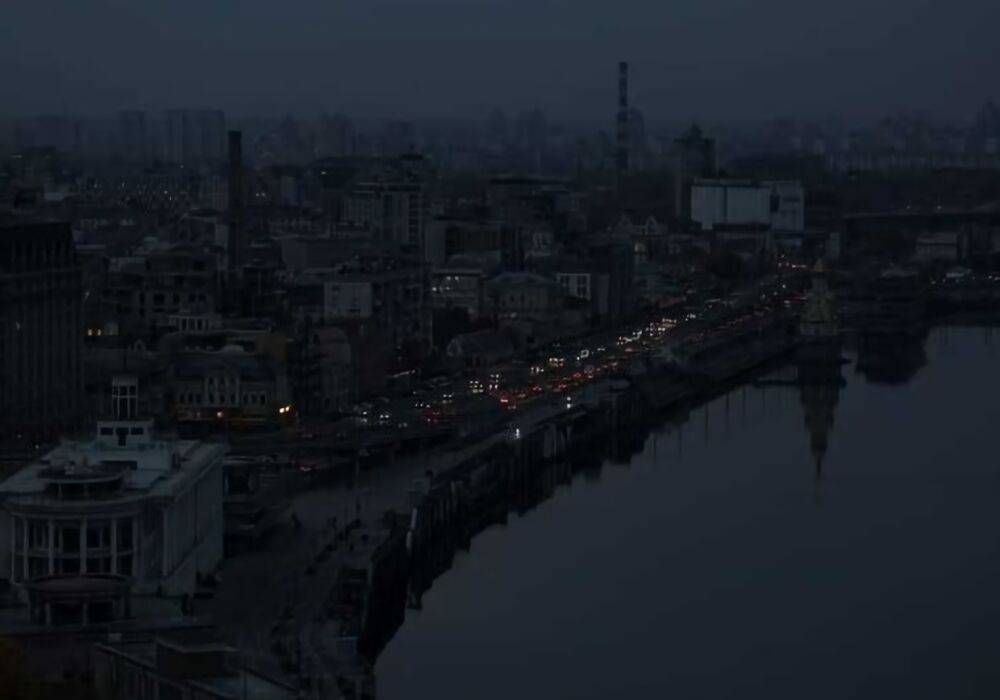 В Україну повернули екстрені відключення від світла: хто залишається без електропостачання