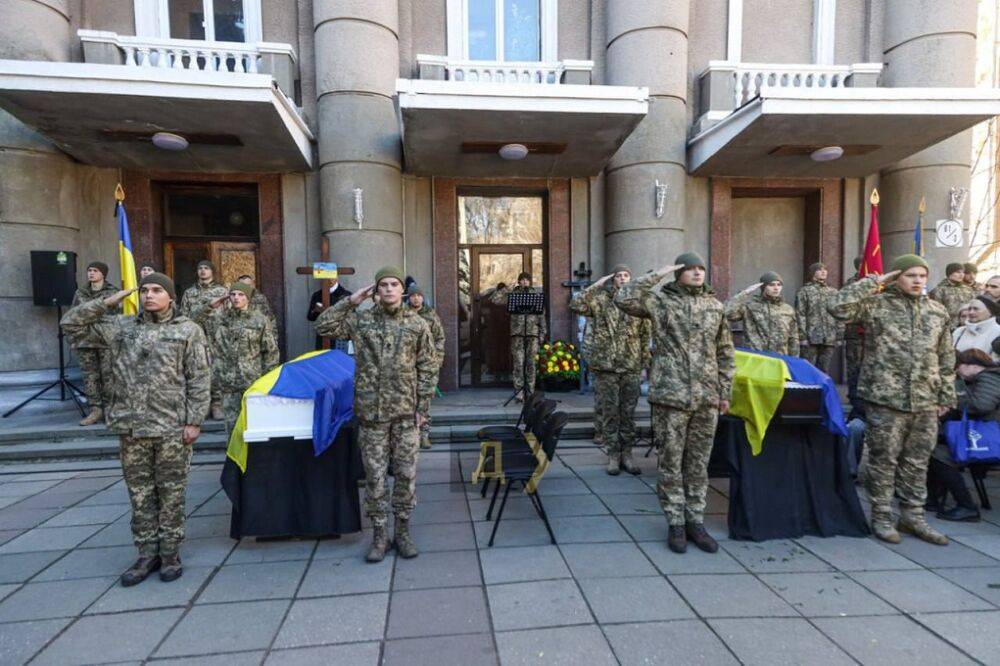 Погибли за Украину: в Одессе простились с погибшими под Бахмутом снайпером и морпехом | Новости Одессы