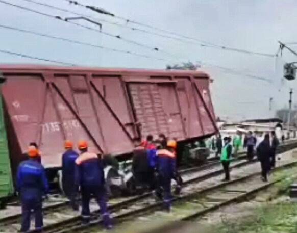 В Ташкенте с рельсов при отправлении состава сошли три грузовых вагона. Видео