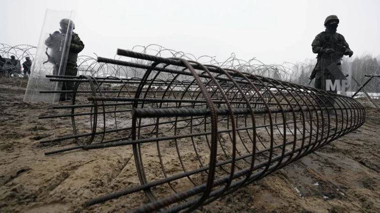 Польша начала ставить противотанковые ежи на границе с Беларусью
