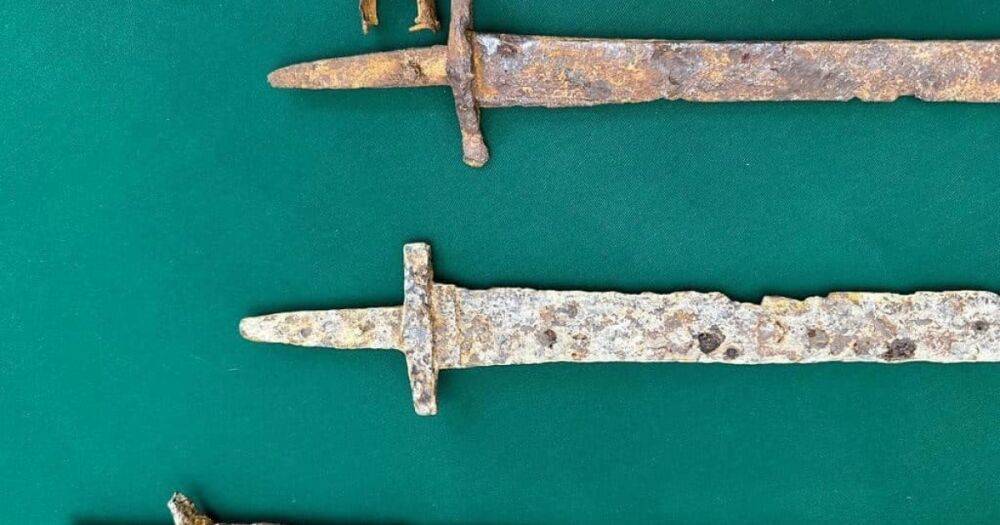 Россияне украли в Украине древние мечи: воришек поймали в США