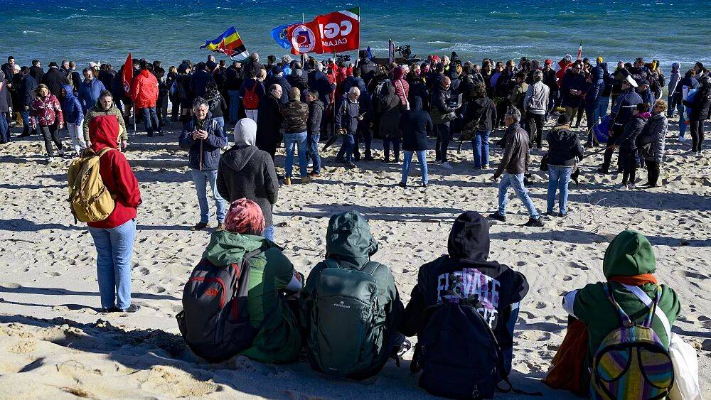 В итальянском Кутро прошел марш солидарности с мигрантами