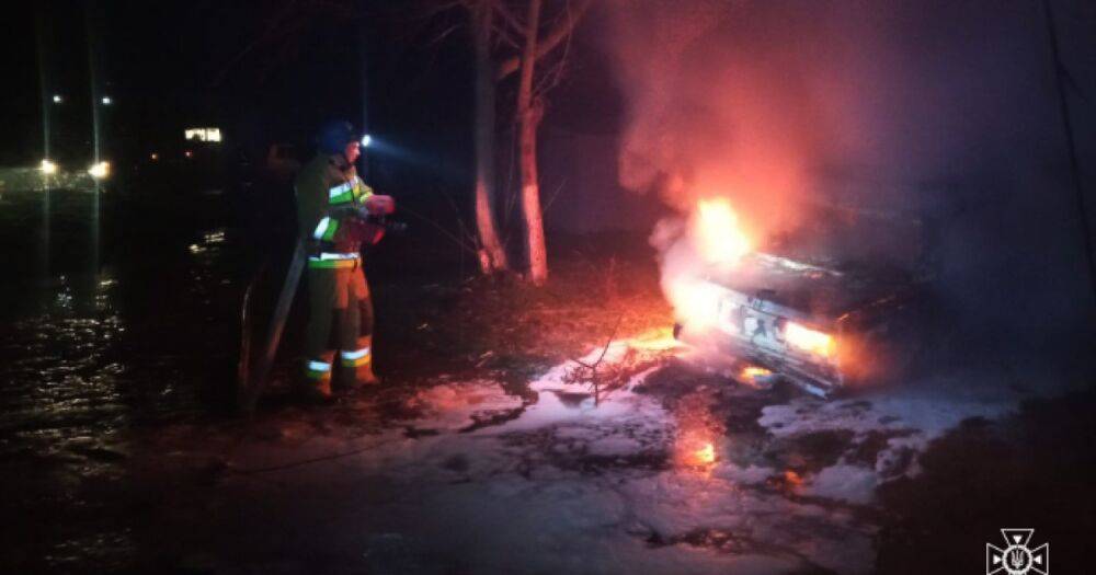 Россияне обстреляли ночью Очаков: сгорели авто, повреждена многоэтажка (ФОТО)