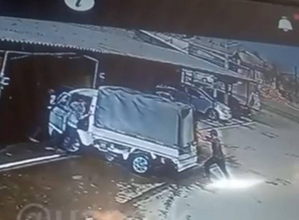 В Узбекистане героем соцсетей стал охранник парковки, пытавшийся остановить едущий назад автомобиль. Видео