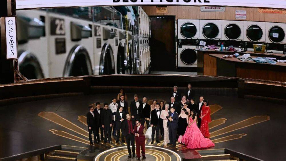 Оскар-2023: Картина "Всё везде и сразу" стала победителем в номинации "Лучший фильм"