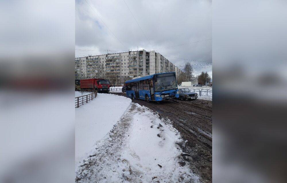 В Твери автобус провалился в яму на улице Хромова