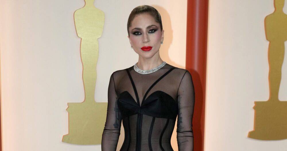 Леди Гага бросилась на помощь фотографу, упавшему на ковровой дорожке премии "Оскар 2023"