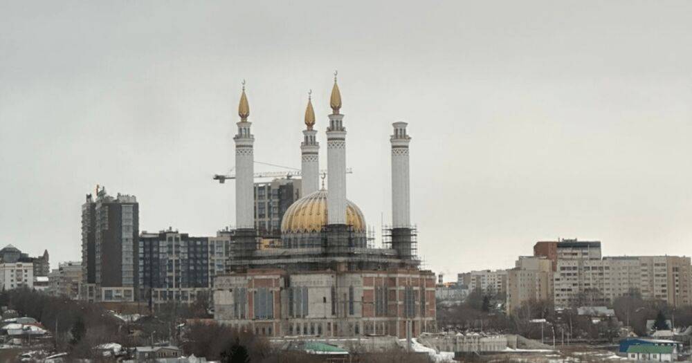 "Не пропал, а упал и лежит": в российской Уфе сдуло ветром купол минарета мечети (фото, видео)