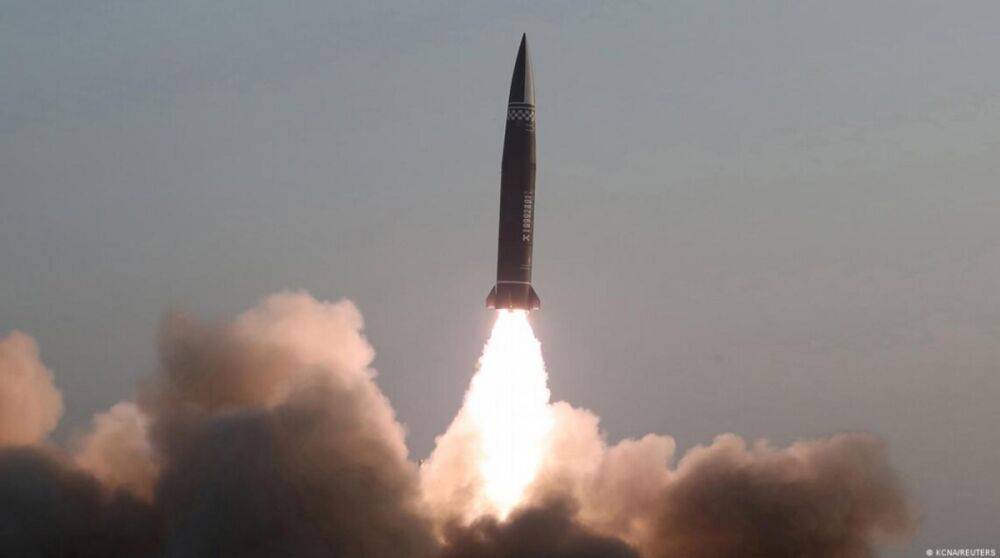 КНДР запустила две баллистические ракеты в сторону Японского моря: что известно