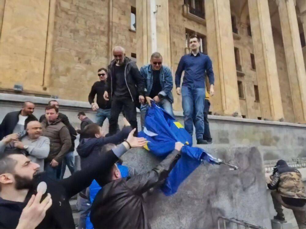 В Грузии пророссийские митингующие сожгли флаг ЕС у здания парламента. Видео