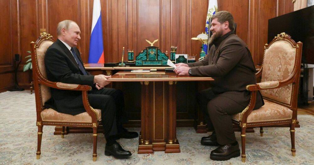 Путин судорожно хватается за стол, чтобы унять жуткую боль в области живота, — СМИ (видео)