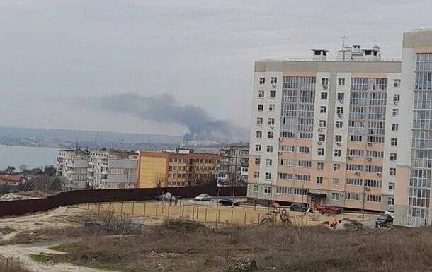 В Керчи вспыхнул пожар на территории бывшего комбината - соцсети