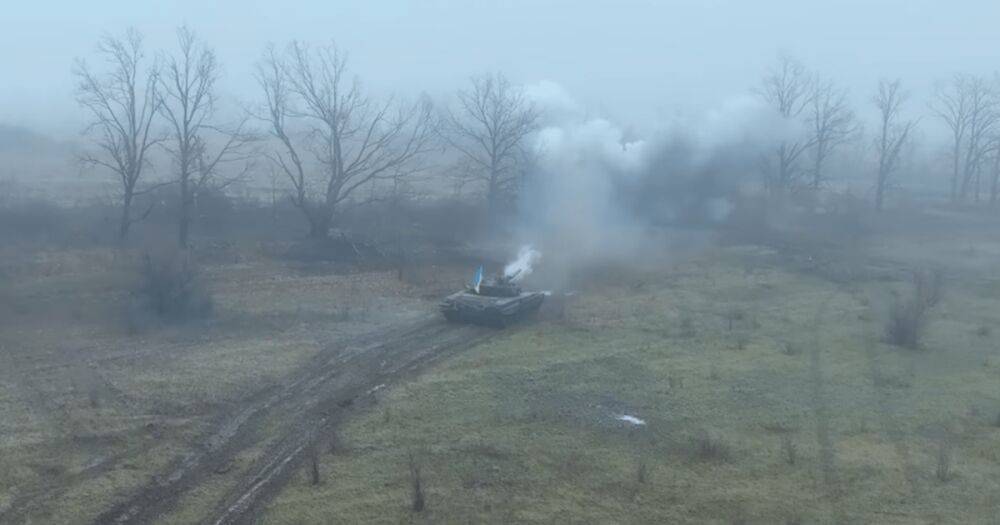 Украинский танк Т-72 расстреливает позиции ВС РФ практически впритык (видео)