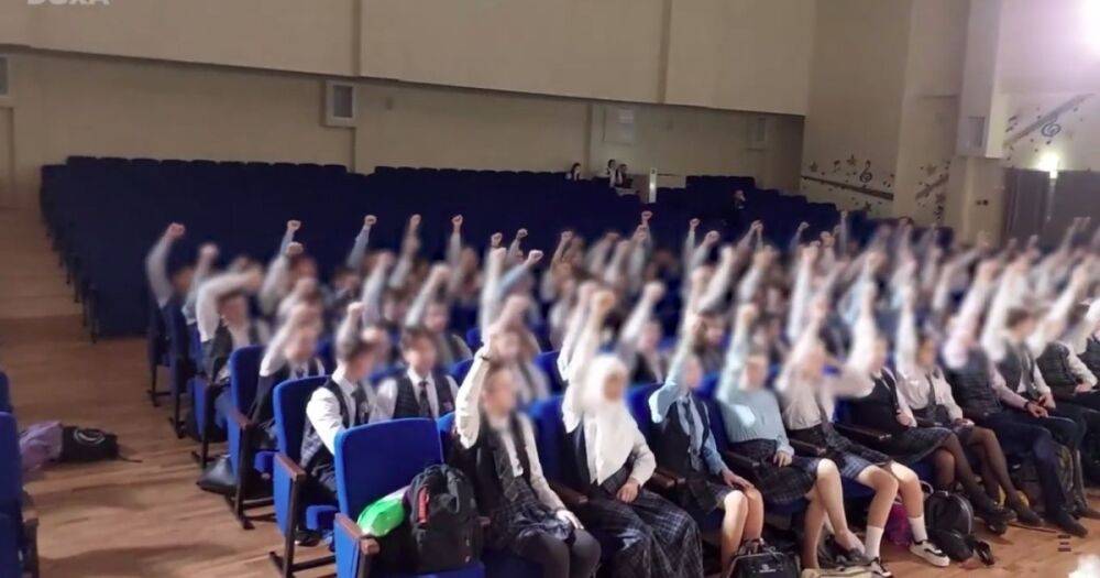 "Я — русский": школьников на концерте в Казани заставили вскидывать правые руки вверх (видео)
