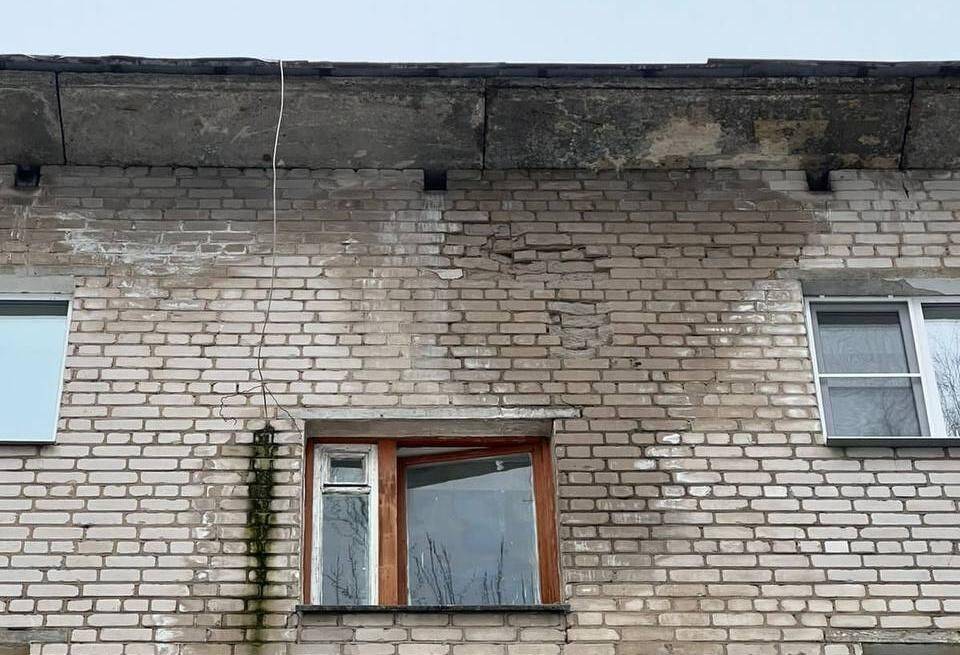 Жители поселка Тверской области пожаловались на падающие перед входом в дом кирпичи