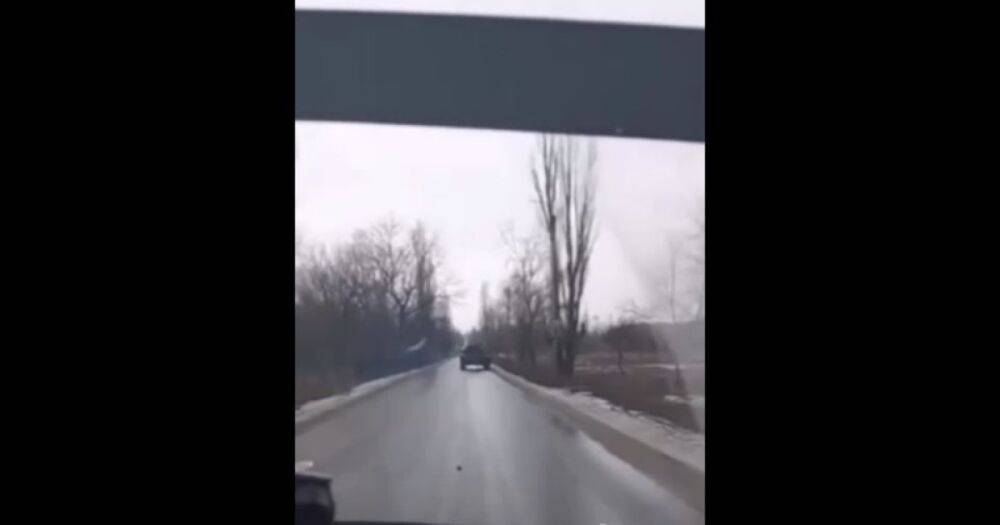 В Луганской области российские оккупанты на танке умышленно протаранили авто с людьми, — журналист (видео)