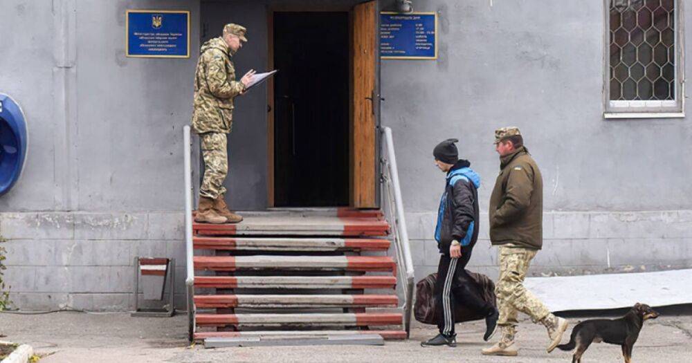 "Медкомиссия или учебка": военкомы рассказали, что ждет получивших повестки в Украине