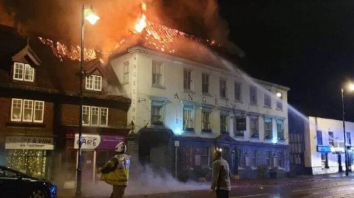 В Британии вспыхнул пожар в 400-летнем отеле, где жили украинские беженцы
