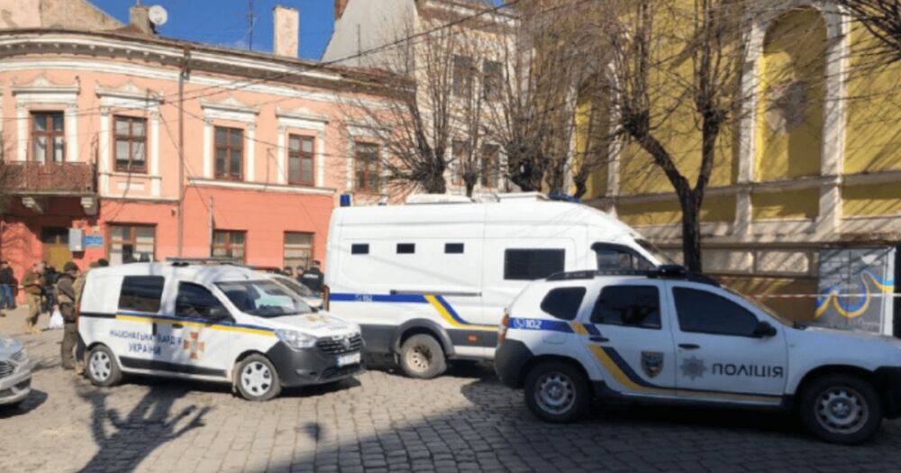 В Черновцах мужчина с гранатой в суде угрожает подорвать себя: что известно (видео)