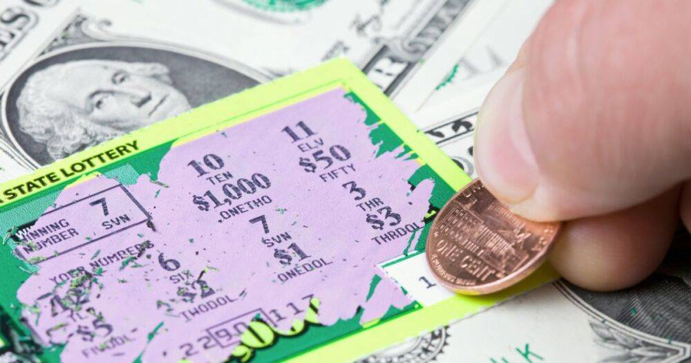 В Мичигане мужчина словил джекпот в $1 млн, купив лотерейный билет на заправке