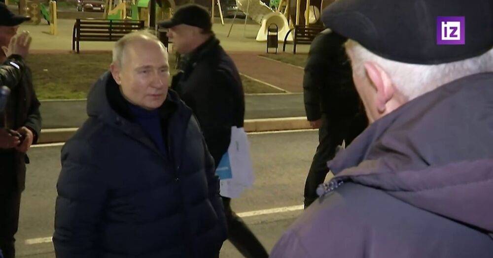 Визит Путина в Мариуполь: СМИ частично опознали людей, встречавших президента РФ (фото)