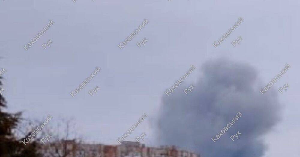 В оккупированной Каховке масштабный пожар: пишут о "прилете" в российскую базу (ФОТО, ВИДЕО)