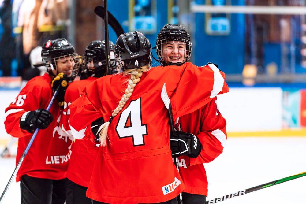 Литовские хоккеистки впервые стали победительницами чемпионата стран Балтии по хоккею