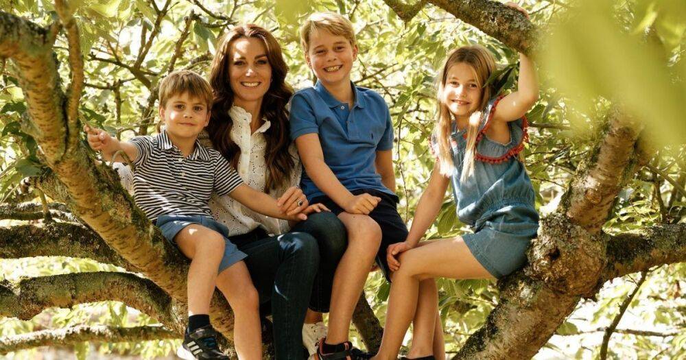 Кейт Миддлтон показала новые фото своих детей ко Дню матери
