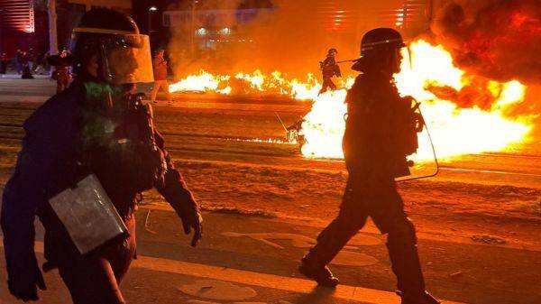 Протесты и беспорядки в Париже несмотря на запрет властей. Французы разгневаны повышением пенсионного возраста