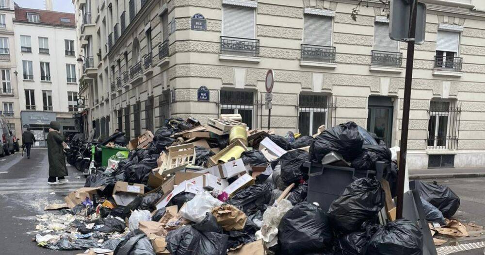 Улицы завалены мешками: в Париже из-за забастовок скопилось 10 тонн мусора (фото)