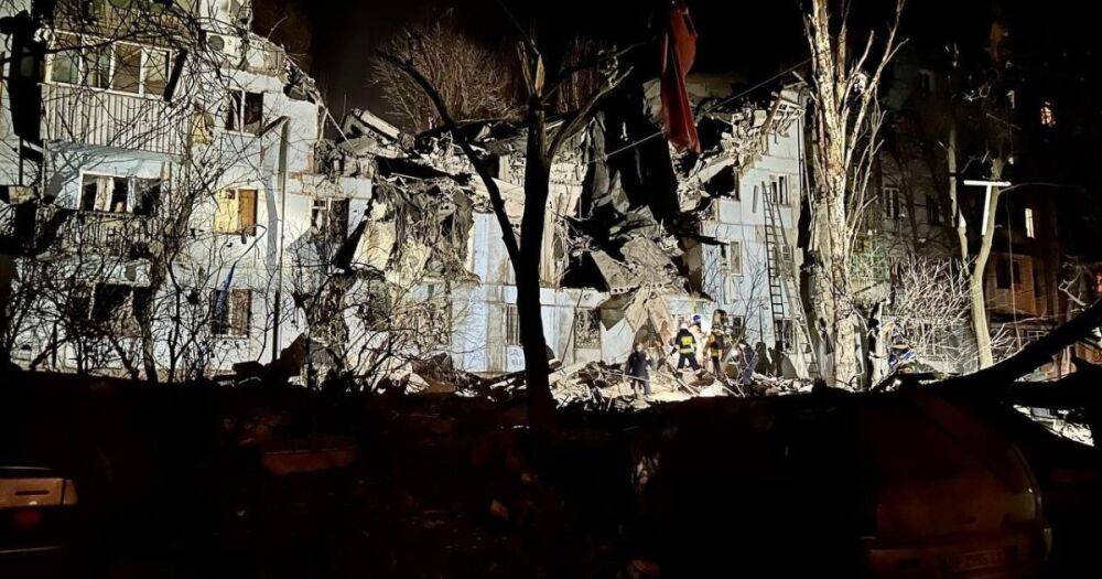 Удар по жилому дому в Запорожье: в горсовете сообщили о первых жертвах (фото)