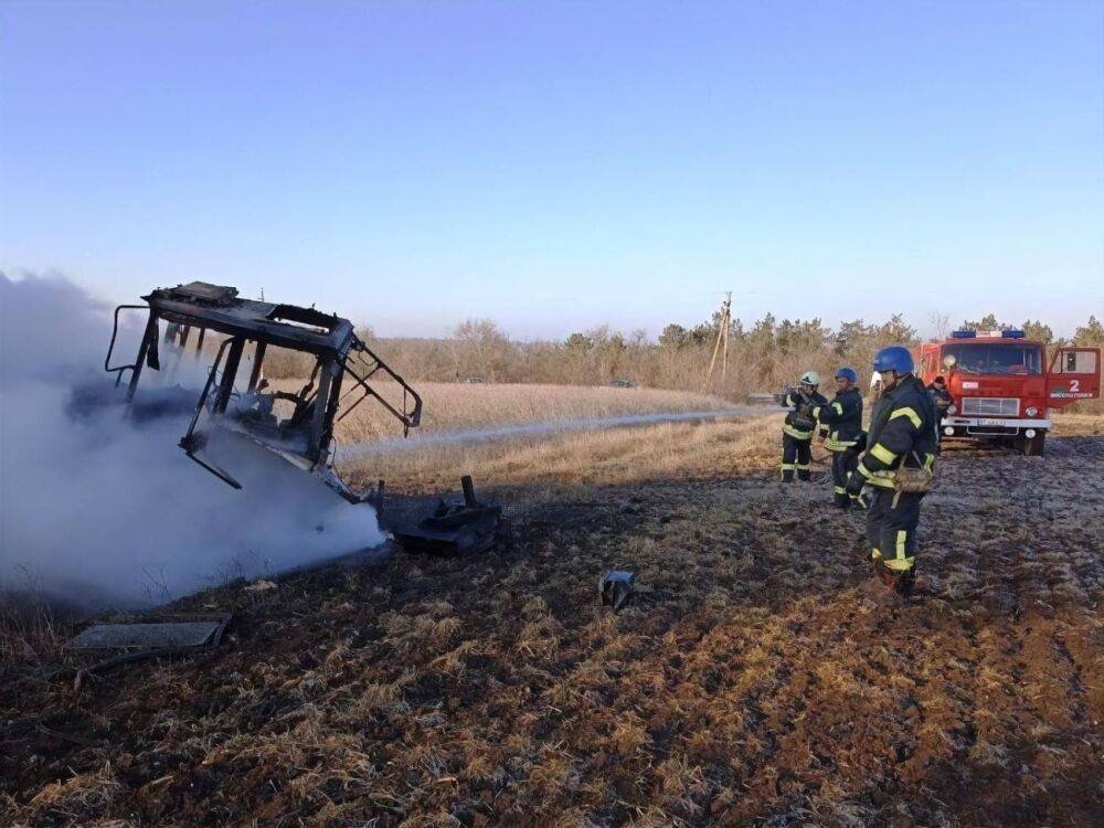 В Херсонской области трактор подорвался на мине: два человека ранены