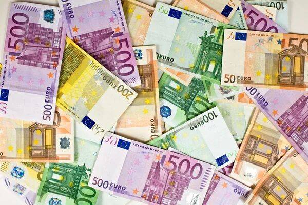 Евро подорожал на 14 копеек. Официальный курс валют