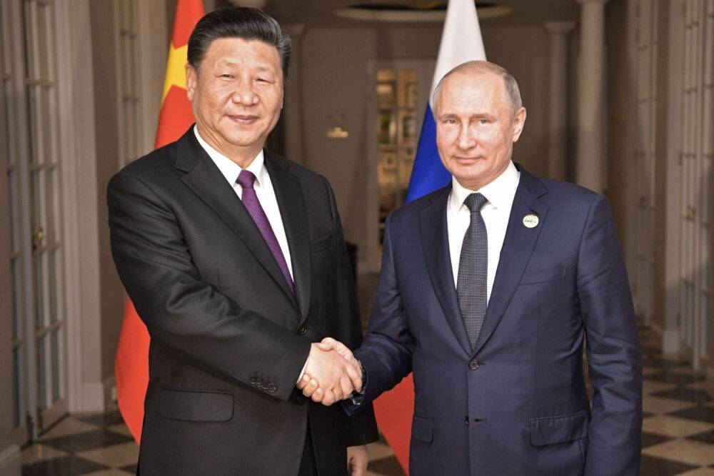 Си Цзиньпин прилетел в Москву к военному преступнику Путину. Чего ждут от визита?