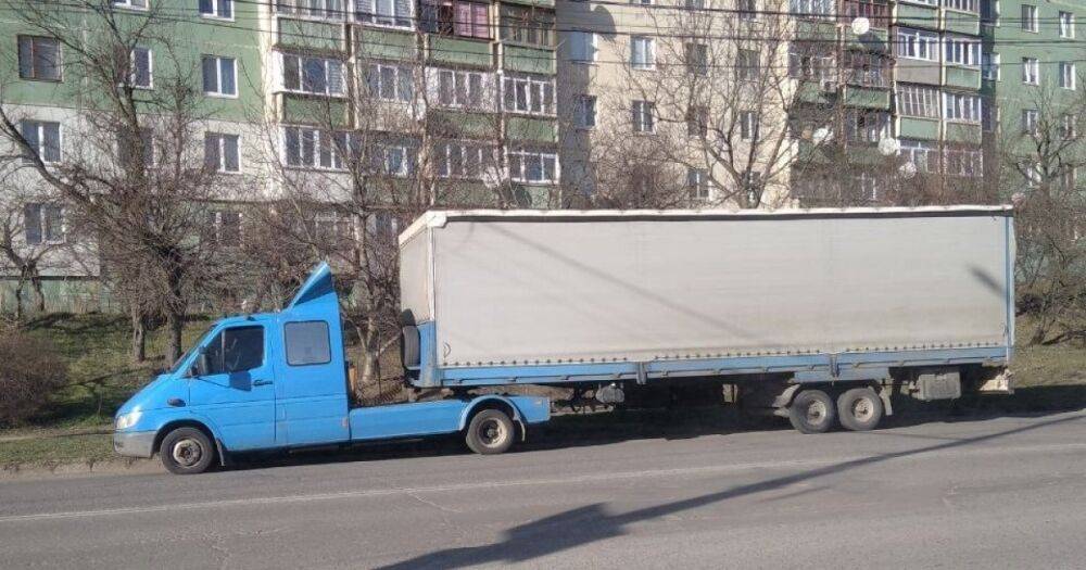 В Украине заметили самый странный Mercedes Sprinter с полуприцепом (фото)