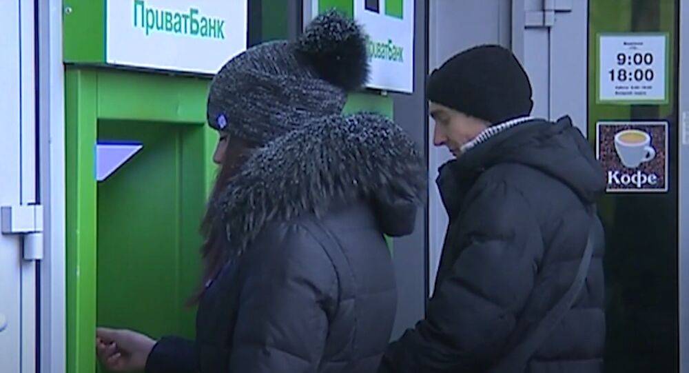 Списали кредитные деньги и заблокировали карту: украинка жалуется на произвол ПриватБанка