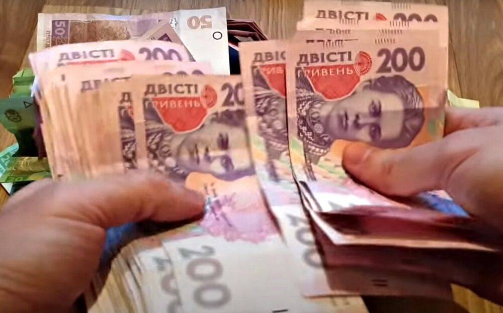 С каждой гривны заберут процент: украинцев заставят заплатить за деньги на карточках