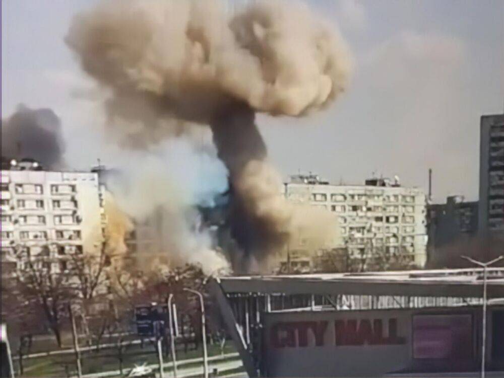 Российская ракета попала в жилой дом в Запорожье. Зеленский опубликовал видео