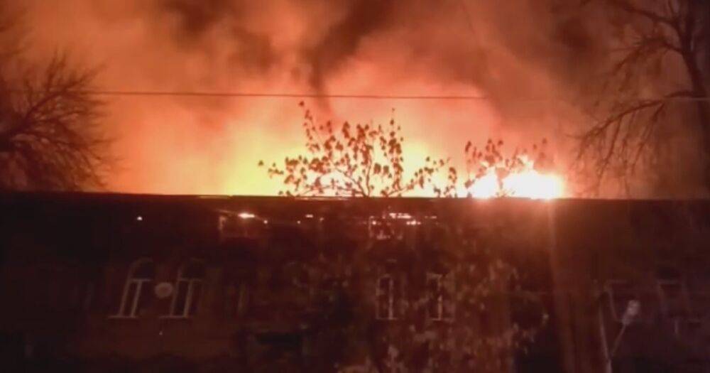 Пожар на 1400 квадратных метров: в российской Самаре загорелся жилой дом XIX века (видео)