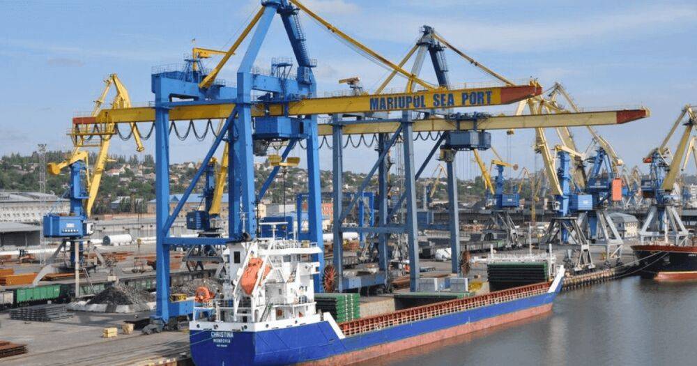 Уже зашли первые суда: оккупанты возобновили работу порта в Мариуполе