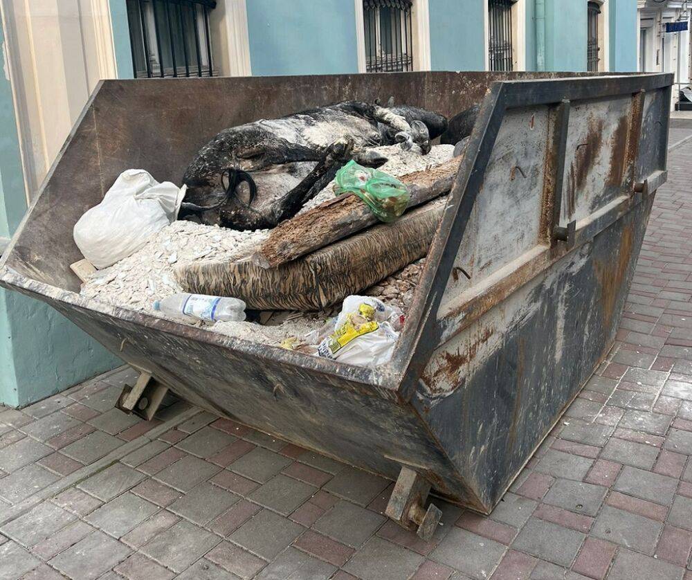 Одесситов возмутил “труп” коровы: его нашли в мусоре в центре города