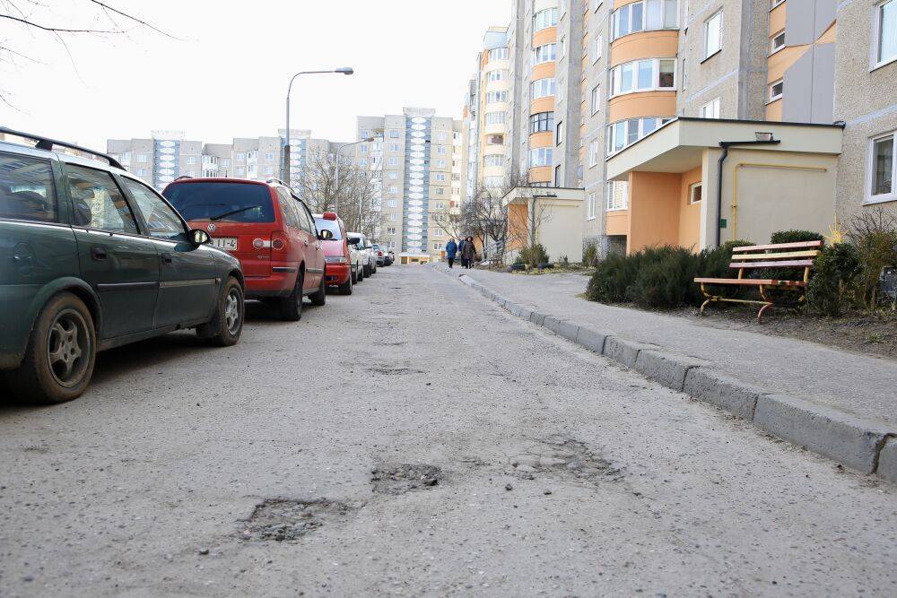 Непроходимая лужа: жильцы одного из домов по улице Лиможа в Гродно жалуются на состояние дворовой территории