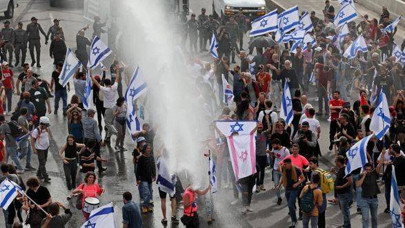 Израильтяне снова массово вышли на улицы. Нетаньяху даже отложил поездку в Великобританию