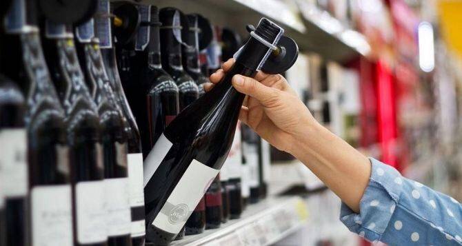 В Украине изменили правила и время продажи алкоголя: продают его не всем