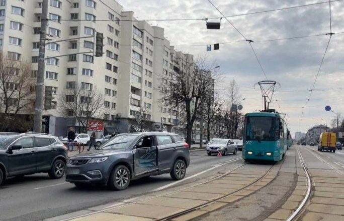Водитель легковушки не пропустил трамвай в Минске