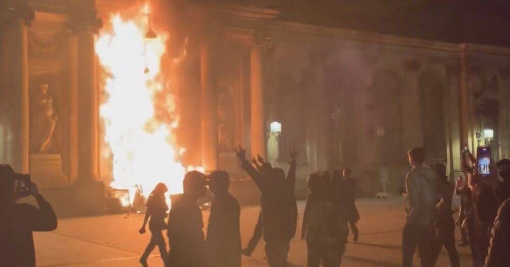 Протесты во Франции: в Бордо неизвестные подожгли здание мэрии (видео)