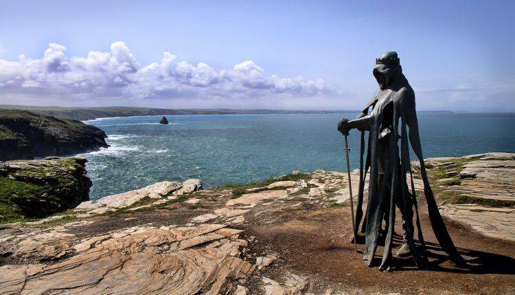 Города и улицы: статуя Короля Артура на острове Тинтагель в Великобритании