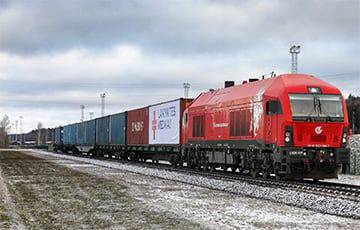 Грузовой поезд из Беларуси сошел с рельсов в Казахстане