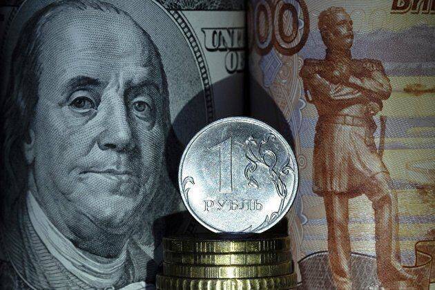 Мосбиржа: рубль снижается к доллару, прибавляет против евро и стабилен к юаню в пятницу