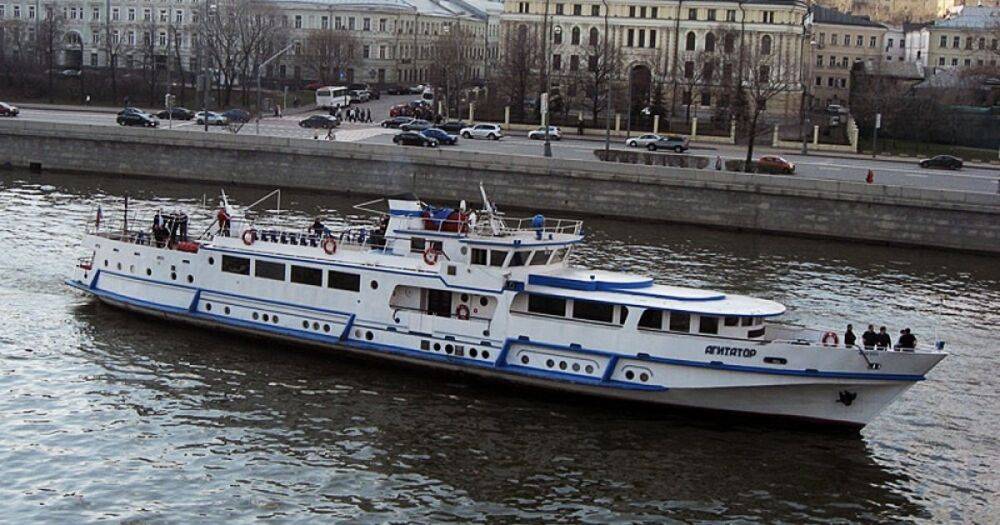 Теплоход "Агитатор" перевернулся в Москве: судно рискует уйти на дно, — росСМИ (фото)